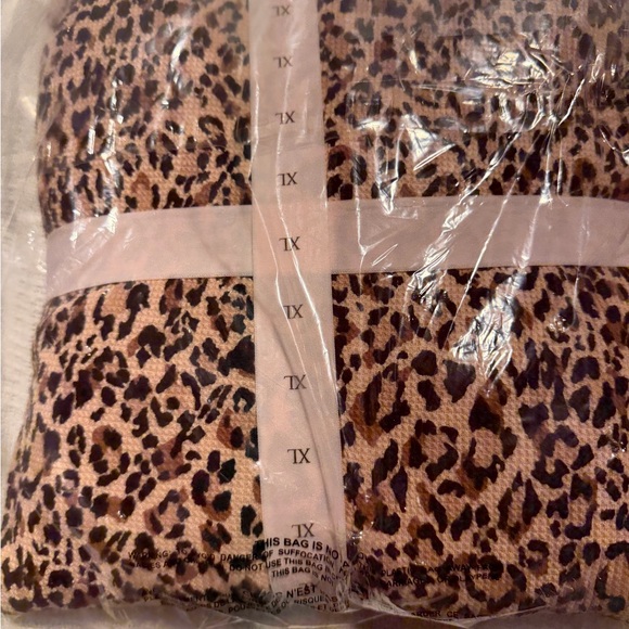 Victoria's Secret brand new Leopard Print Long Sleeve top with matching bottoms - Picture 2 of 3